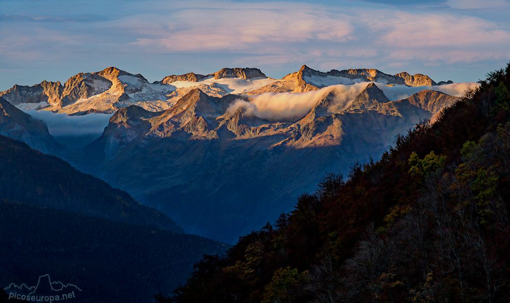 Amanecer sobre el Macizo de Aneto - Maladeta desde la Val de Varrados en la Val d'Aran. Pirineos, Catalunya.